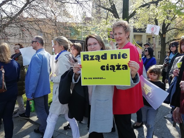 Na placu Wolności w Bydgoszczy odbyła się manifestacja strajkujących nauczycieli. Przyszli, aby zaprotestować przeciwko polityce rządu i wesprzeć związkowców negocjujących dziś w Warszawie ze stroną rządową.