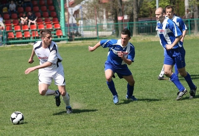 W meczu IV ligi podkarpackiej Sokół Nisko (niebieskie stroje) zremisował z Żurawianką Żurawica 1:1.