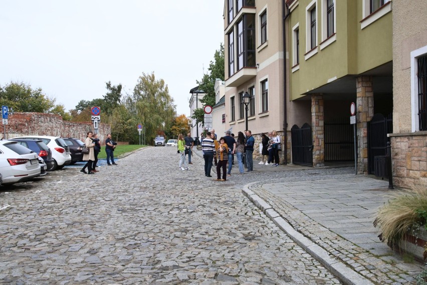 Turyści w Sandomierzu w sobotę 21 października. W centrum pojawiło się wielu spacerowiczów. Zobacz zdjęcia