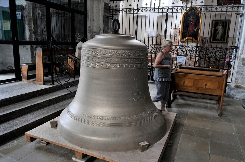 Gdańsk: Na wieżę kościoła św. Katarzyny wciągnięto ostatni z dzwonów carillonu [ZDJĘCIA]