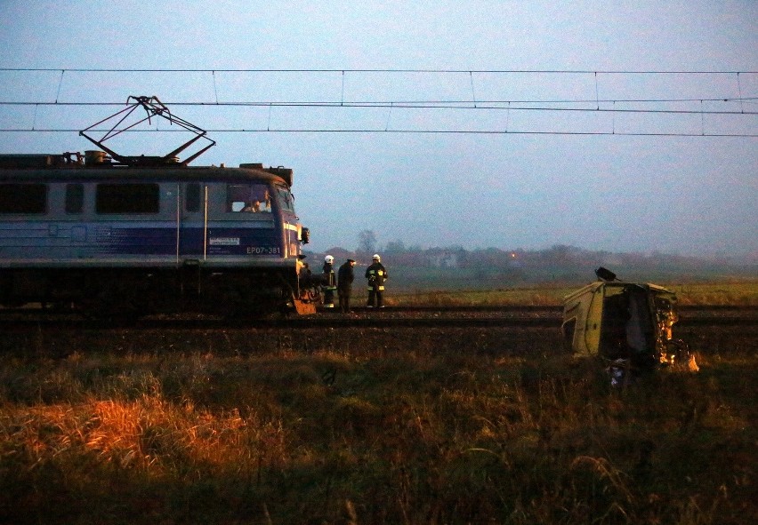Wypadek na przejeździe kolejowym pod Piotrkowiem Trybunalskim. Nie żyje 31-letni kierowca [ZDJĘCIA]