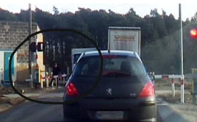 Kierowca zdjął opuszczony szlaban i przejechał przez przejazd kolejowy (wideo, zdjęcia)