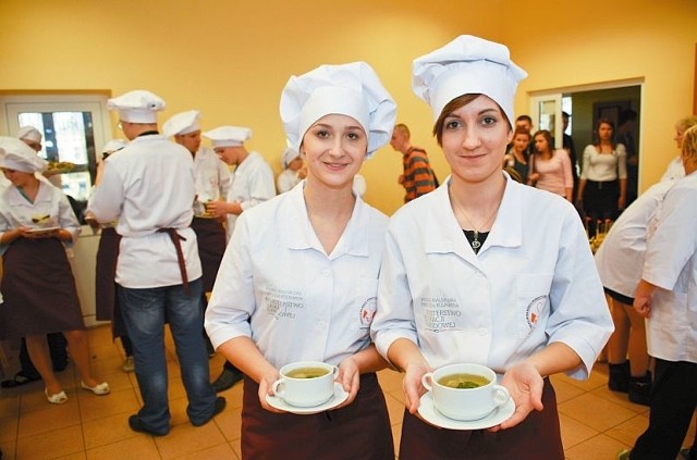 Ewa Kurzyna (z lewej)i Justyna Kapica, uczennice białostockiego gastronomika, na konkurs przygotowały rosół z kołdunami. Nafaszerowały je mięsem wołowym. 