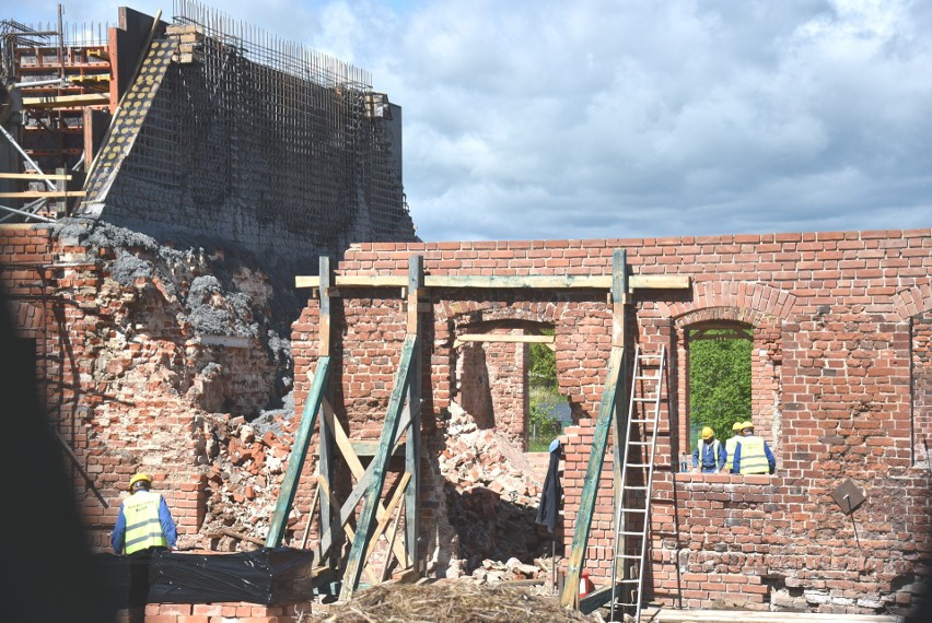 Katastrofa na odbudowywanym Przedzamczu w Malborku. Nowa ściana osunęła się na gotyckie sklepienie 