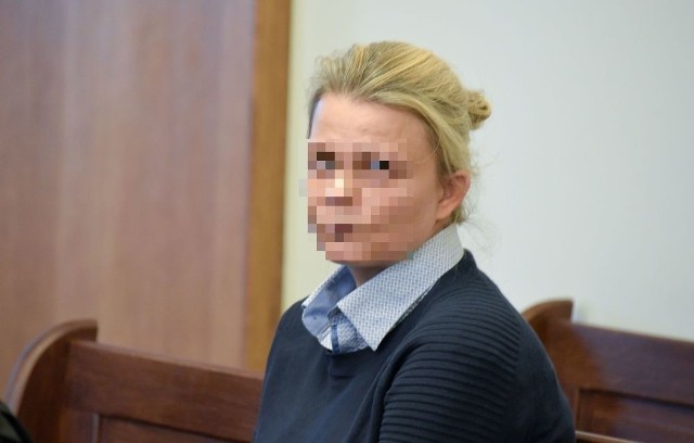 Oskarżona Edyta M. wróżka i znachorka z Białegostoku na środowej rozprawie na każde pytanie odmawiała odpowiedzi