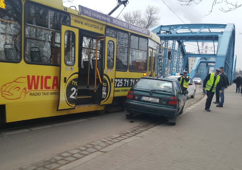 Skoda zderzyła się z tramwajem na moście Sikorskiego 