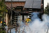 Duży pożar pod Wrocławiem. Ogień z budynku gospodarczego przedostał się na dom [ZDJĘCIA]