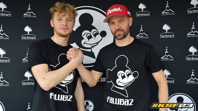 Michał Curzytek został nowym zawodnikiem Stelmetu Falubazu Zielona Góra. Po prawej Piotr Protasiewicz, dyrektor sportowy klubu.