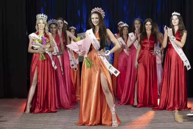 Miss województwa łódzkiego 2023 – 5. Roksana Dudkiewicz | Piotrków Trybunalski | 24 lataMiss Łodzi 2023 – 9. Patrycja Jagodzińska | Czarnocin | 21 latMiss Studentek woj. łódzkiego 2023 – 7. Kamila Grzegorczyk | Brzeziny | 22 lata1 Wicemiss woj. łódzkiego 2023 – 19. Wiktoria Majewska | Emilia | 25 lat2 Wicemiss woj. łódzkiego 2023 – 17. Natasza Komorowska | Czyżemin | 19 lat3 Wicemiss woj. łódzkiego 2023 – 15. Aleksandra Kaźmierczak | Łódź | 20 lat4 Wicemiss woj. łódzkiego 2023 – 10. Maja Jakóbczyk | Łódź | 19 latMiss Internautów woj. łódzkiego 2023 – 19. Wiktoria Majewska | Emilia | 25 latMiss Publiczności woj. łódzkiego 2023 – 16. Julia Klimaszewska | Mokrsko | 23 lataMiss Telewidzów woj. łódzkiego 2023 – 4. Katarzyna Dudek | Rawa Mazowiecka | 23 lataMiss Foto woj. łódzkiego 2023 – 17. Natasza Komorowska | Czyżemin | 19 latMiss Gracji i Elegancji woj. łódzkiego 2023 – 20. Paulina Ochman | Ksawerów | 19 latMiss JustBuyIt woj. łódzkiego 2023 – 23. Patrycja Sobnicka | Łódź | 22 lataMiss Novaclear woj. łódzkiego 2023 – 12. Natalia Janitzka | Pabianice | 21 latZielone karty otrzymały:13. Oliwia Kamer | Łódź | 22 lata18. Maja Krakowiak | Skierniewice | 20 lat22. Oliwia Pritz | Łódź | 22 lata25. Izabela Włodarek | Łódź | 26 lat26. Angelika Wróblewska | Łódź | 23 lata