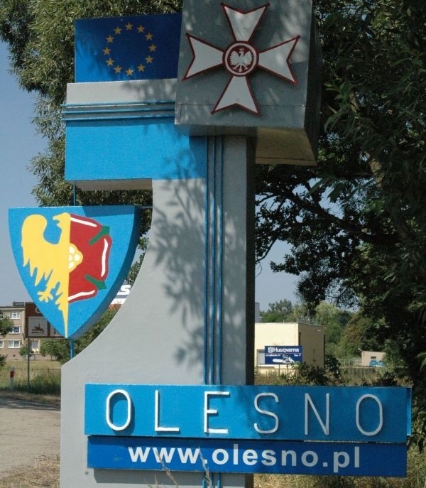 Po incydencie, kiedy wandale zamalowali flagę sprejem, gmina zamalowała na niebiesko wszystkich sześć obelisków.