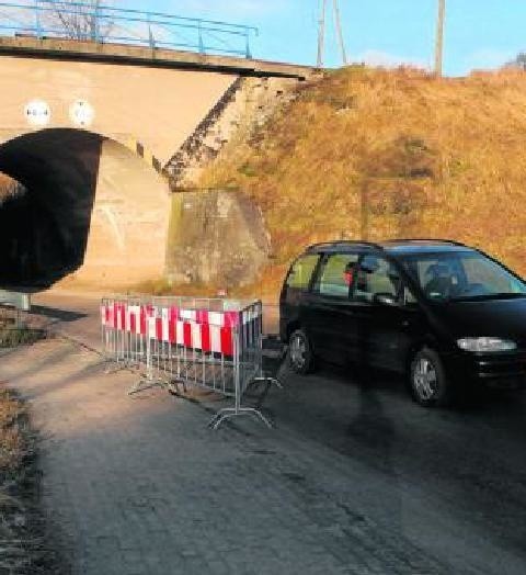 Uwaga, tuż za wiaduktem zapadł się wpust uliczny. Usterka ma być usunięta jak najszybciej.