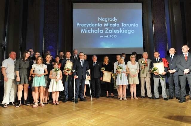 Laureaci tegorocznych Nagród Prezydenta Miasta Torunia na pamiątkowym zdjęciu uroczystej gali