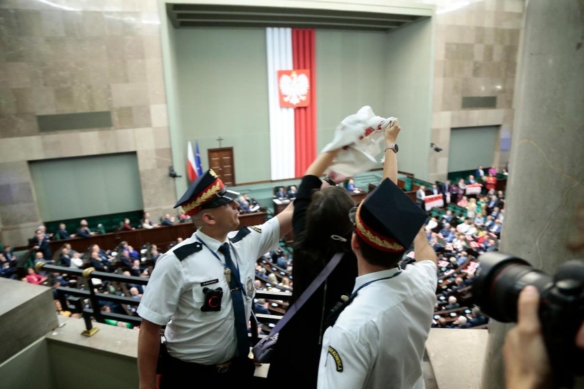 Prezes NBP Adam Glapiński zaprzysiężony w Sejmie. Klaudia Jachira wyprowadzona przez Straż Marszałkowską [WIDEO]