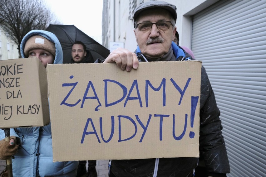 Mieszkańcy protestowali pod siedzibą TBS.