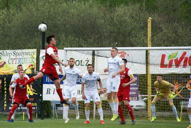 W trzecioligowym meczu Czarni Połaniec przegrali u siebie ze Stalą Rzeszów 1:2 (1:1). Bramkę dla gospodarzy zdobył Damian Skiba w 44 minucie, a dla Stali Robert Trznadel w 3 minucie i Wojciech Reiman w 52 z karnego. Czarni są już w bardzo trudnej sytuacji w walce o utrzymanie. Zapraszamy do obejrzenia galerii zdjęć z tego meczu autorstwa Tomasza Kaczmarczyka. A zatem kulisy spotkania w obiektywie.