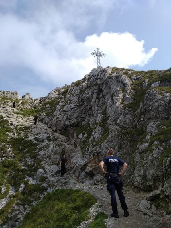 Setki policjantów z Małopolski pod Tatrami. Szukali zaginionych i pomagali w akcji ratunkowej