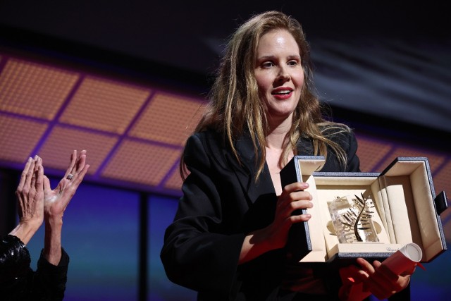 Reżyser Justine Triet odbiera Złotą Palmę za najlepszy film podzas ceremonii 76. Festiwalu Filmowego w Cannes we Francji