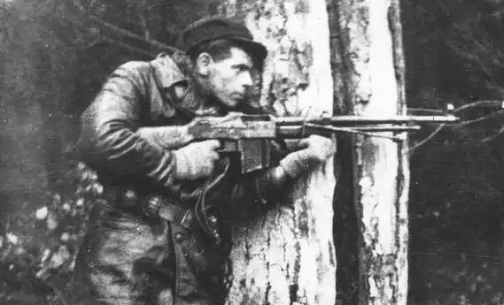 Główną grupę uderzeniową podczas akcji w Opatowie stanowili członkowie oddziału Armii Krajowej „Jędrusie”. Na zdjęciu członek oddziału Zdzisław de Ville „Zdzich”.