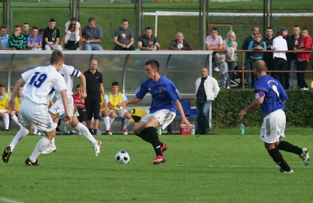 Piłkarze Energetyka Gryfino (niebieskie koszulki) i Regi Trzebiatów (białe stroje) są z sześciu drużyn z naszego regionu najwyżej w tabeli III ligi.