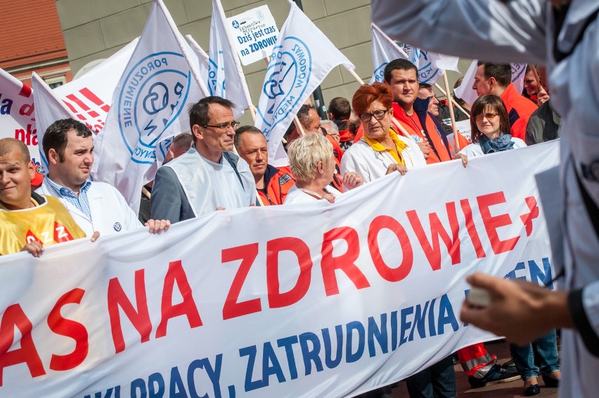 Biały protest w Warszawie. Manifestacja pracowników służby...