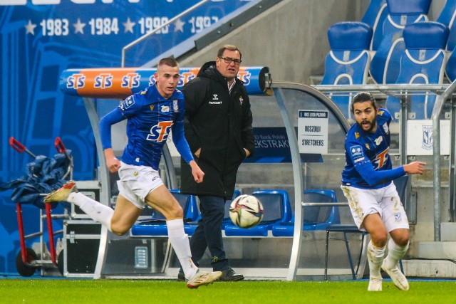 Lech Poznań pokonał Górnika Zabrze 2:1 (1:1) w ostatnim meczu jesiennej części sezonu 2021/22 PKO Ekstraklasy. Nie była to łatwa przeprawa dla Kolejorza, ale najważniejsze, że zakończona zdobyciem trzech punktów. Bohaterem drużyny z Bułgarskiej został obrońca Antonio Milić, który strzelił bramkę w doliczonym czasie gry (trzecią swoją w trzecim spotkaniu z rzędu). Tym samym podopieczni Macieja Skorży przezimują najbliższe tygodnie w fotelu lidera z przewagą aż czterech punktów nad drugą w tabeli Pogonią Szczecin. Wiosną będzie ogień, czyli walka o upragniony tytuł na stulecie klubu.Sprawdź, jak oceniliśmy piłkarzy Lecha w niedzielnym meczu z Górnikiem --->Bartosz Salamon: Wierzyliśmy do końca w to zwycięstwo