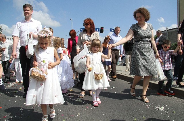 Zgodnie z tradycją dziewczynki idąc w procesji sypały kwiaty przed Najświętszym Sakramentem.