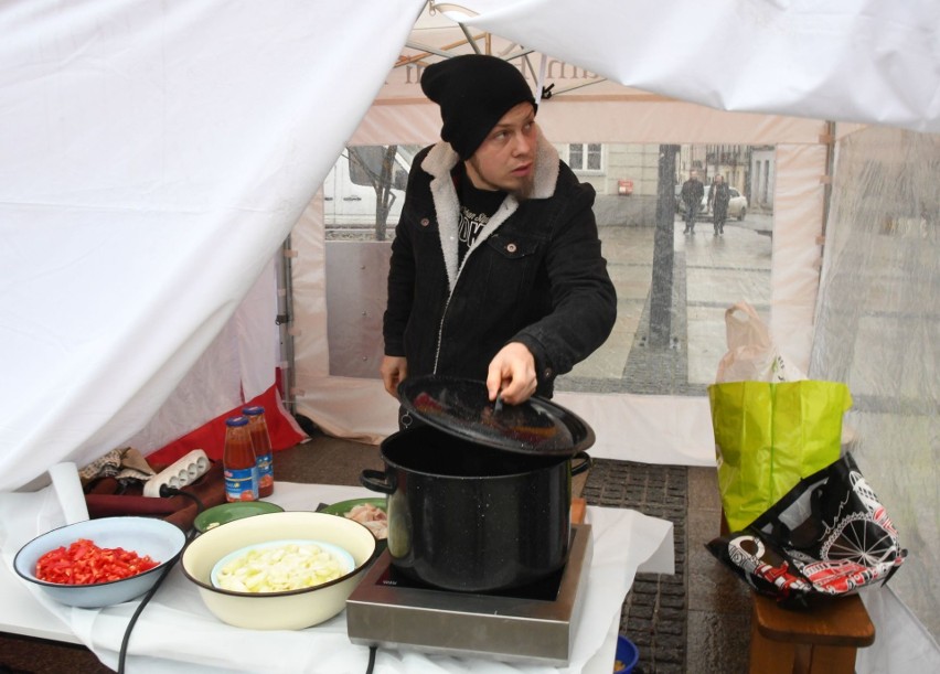 Zupa rybna na Rynku w Kielcach. Maksymilian Przybylski ugotował przysmak z karpia [ZDJĘCIA]