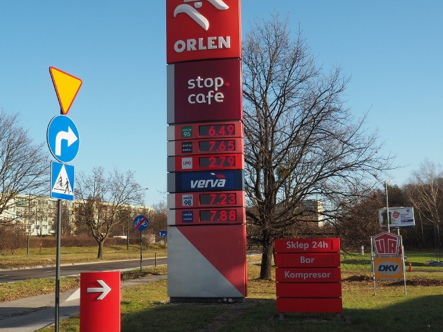 Na stacji przy ulicy Puszkina w sylwestra i nowy rok cena benzyny była taka sama.
