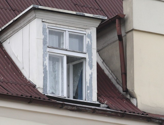 Według nieoficjalnych informacji kobieta wypadła z tego okna próbując złapać kota, który wyszedł na parapet.