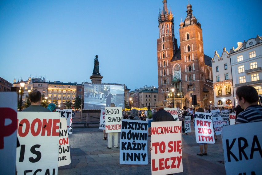 "Bój się Boga nie uchodźców". Happening KOD w Krakowie [ZDJĘCIA, WIDEO]