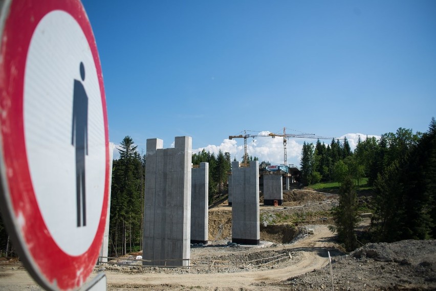 Budowa zakopianki. Budowlańcy nie próżnują, inwestycja rośnie w oczach [NOWE ZDJĘCIA]