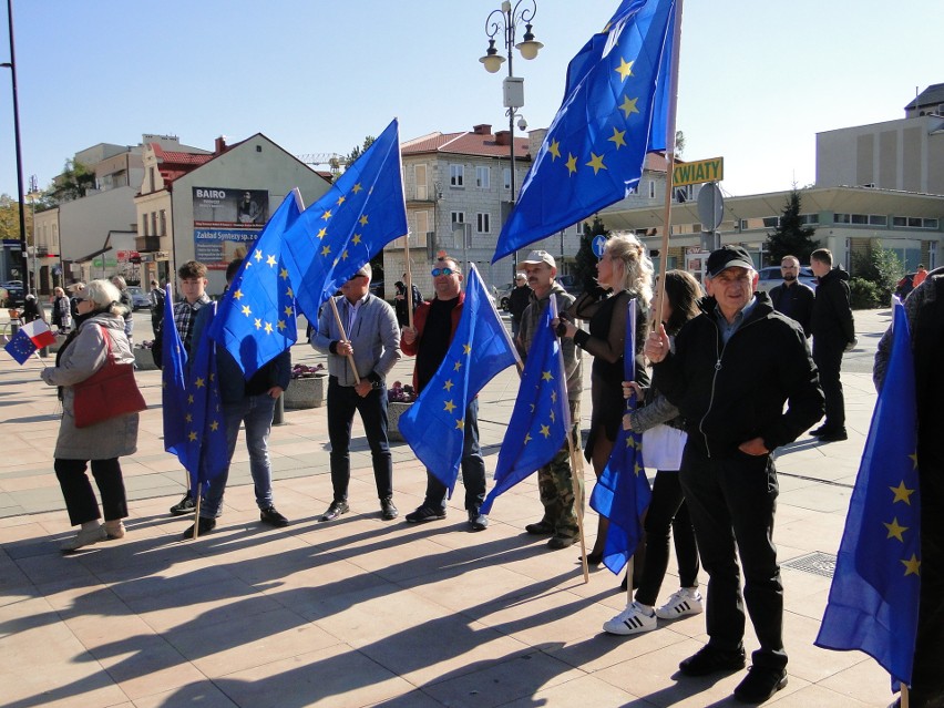 Mieszkańcy Radomia protestowali w sobotę, stając w obronie dalszej obecności Polski w Unii Europejskiej