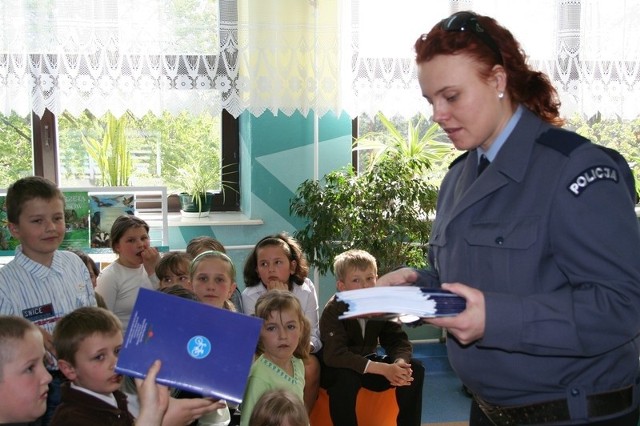 Dzieci ze szkoły w Przybyszewie dostały od posterunkowej Emilii Kosmy między innymi kodeks "Młodego rowerzysty&#8221;.