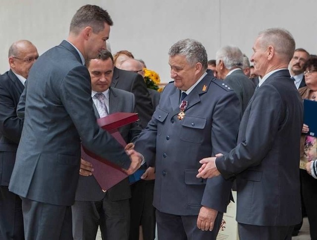 Marszałek Adam  Jarubas do wielu ciepłych słów pod adresem stadniny i jej kierownictwa dołączył także stosowny upominek.