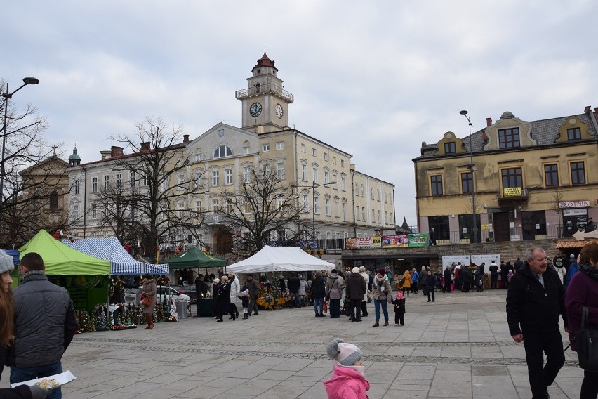 Gorlice. Drugi dzień świątecznego jarmaku na Rynku - żywa szopka, koncert kolęd i św. Mikołaj