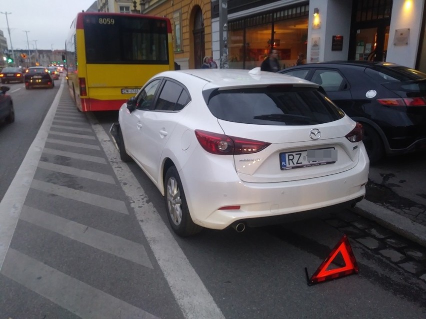 Według relacji kierowcy autobusu, młoda kobieta kierująca...