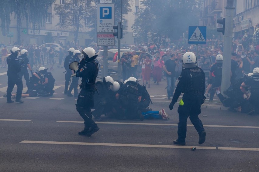 Marsz Równości w Białymstoku. Grzywna za atak na policjantkę. Pierwszy wyrok skazujący po marszu (zdjęcia)