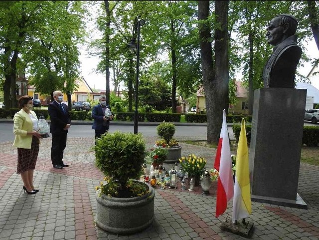 Popiersie świętego papieża Jana Pawła II dłuta Andrzeja Pityńskiego jest miejscem pamięci i ozdobą ulanowskich plantów
