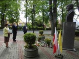 Ulanów. Popiersie Jana Pawła II dłuta Andrzeja Pityńskiego miejscem pamięci