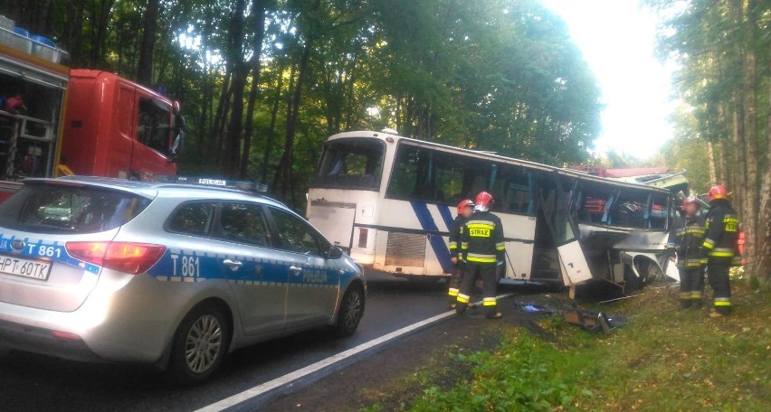 Tyrowo. Tragiczny wypadek autobusu przewożącego dzieci. Dwie osoby nie żyją (zdjęcia)