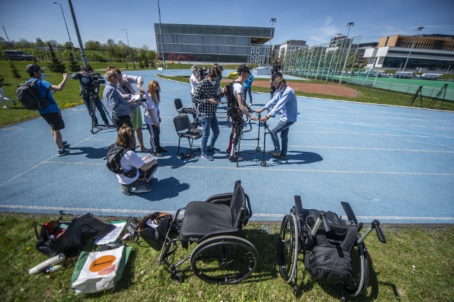 W niedzielę, 9 maja Krzysztof oraz Piotr, dwaj biegacze z niepełnosprawnością wystartowali w międzynarodowym biegu charytatywnym Wings for Life World Run'2021. Było to możliwe dzięki współpracy AWF, Uniwersytetu Medycznego oraz firmy Technomex, która udostępniła uczestnikom egzoszkielety, czyli przenośne bioniczne szkielety, urządzenia do reedukacji chodu. Panowie wystartowali o godzinie 13 na boisku AWF przy Drodze Dębińskiej. Zobacz zdjęcia z biegu >>