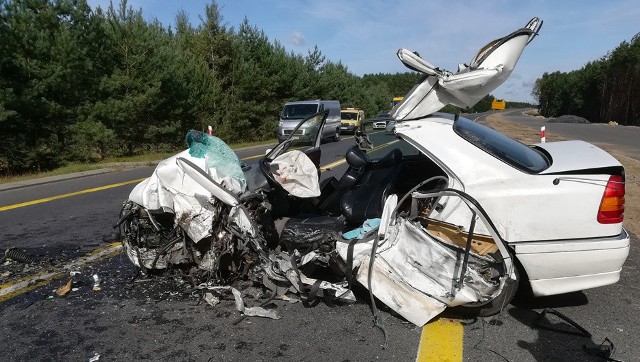 Do potwornego wypadku doszło w poniedziałek 4 września na S3 na odcinku koło Nowego Miasteczka. Mercedes z dużą prędkością wjechał pod tira. Doszło do czołowego zdarzenia. Ciężko ranny 22-latek z osobówki trafił do szpitala.Mercedes jechał w kierunku Nowej Soli. Na prostym odcinku drogi kierujący mercedesem nagle zjechał na przeciwległy pas ruchu. – Tam zderzył się czołowo z jadącą z naprzeciwka ciężarówką – mówi st. sierż. Justyna Sęczkowska, rzeczniczka nowosolskiej policji.Siła zderzenia mercedesa z ciężarówką była ogromna. Z samochodu niemal nic nie zostało. Kierowcę uwalniali strażacy, rozcinając karoserię i resztę dachu mercedesa. Części rozbitego samochodu leżą na jezdni na odcinku około 50 metrów. Części mercedesa, które odpadły z auta po zderzeniu z tirem, uderzyły jeszcze w hondę i fiata.- Kierowca mercedesa został bardzo ciężko ranny. Trafił do szpitala – informuje st. sierż. Sęczkowska. To 22-latek z Nowego Miasteczka. Lekarze walczą o życie młodego kierowcy. W mercedesie jechał również pies. Ranne zwierzę zostało przewiezione do weterynarza w Nowej Soli.41-letniemu kierowcy ciężarówki z Lublina nic się nie stało. Mężczyzna jest trzeźwy.Droga w miejscu wypadku jest zablokowana. – Ustalamy szczegóły wypadku – mówi st. sierż. Sęczkowska.  Zobacz też wideo: Wypadek w Mirostowicach DolnychPrzeczytaj też:  Śmiertelny wypadek na S3 w okolicy Sulechowa. Nie żyje kierowca forda i 12-letni chłopiec