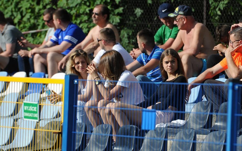 Piękniejsza strona trybun. Prezentujemy zdjęcia fanek piłki nożnej na podkarpackich stadionach [GALERIA]