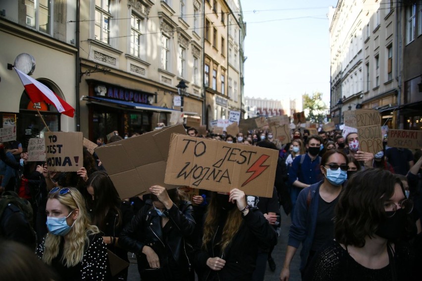 Kraków. Dwa tygodnie Strajku Kobiet. Najmocniejsze momenty protestu na zdjęciach [GALERIA] 