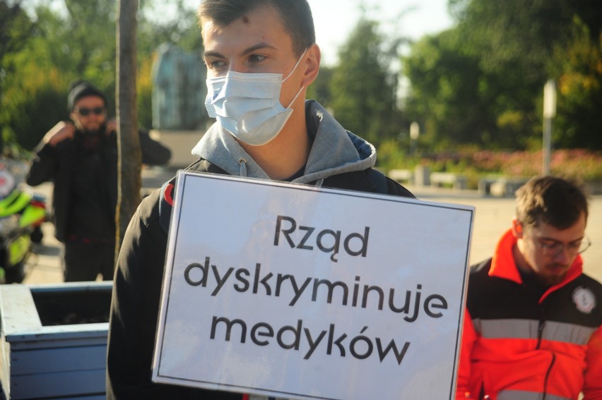 Kraków. Demonstracja "Młodzi solidarnie z Protestem Medyków" przemaszerowała przez Rynek Główny