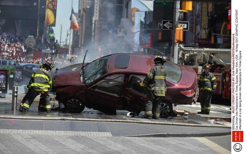 USA: Auto wjechało w tłum na Times Square w Nowym Jorku. Policja: To nie zamach [ZDJĘCIA] [WIDEO]