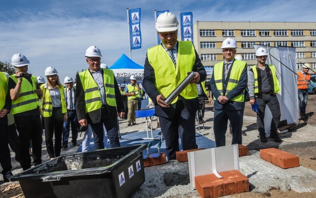 Dziś, w poniedziałek, 17.09., nastąpiło wmurowanie kamienia węgielnego i aktu erekcyjnego pod budowę pływalni Astoria przy ulicy Królowej Jadwigi. Budowa kompleksu nowej Astorii pochłonie 99,5 mln zł. Około 75 mln zł stanowi wkład własny miasta. Na budowę basenu olimpijskiego miasto pozyskało też środki finansowe z Ministerstwa Sportu i Turystyki. Przedsięwzięcie ma być zrealizowane do 2020 r. 19 września rozpoczną się konsultacje społeczne w sprawie stworzenia czterech stref w Astorii. - W sumie planujemy utworzyć cztery strefy: pływacką, w której będzie się mieścił, m.in., basen olimpijski, rekreacji wodnej, relaksu oraz rekreacji ruchowej - mówi Michał Sztybel, dyrektor Biura Komunikacji Społecznej Urzędu Miasta Bydgoszczy. - Wszystkie strefy będą dostosowane do potrzeb osób niepełnosprawnych. Mamy koncepcję, którą chcemy pokazać mieszkańcom, by wprowadzić jeszcze po ich sugestiach pewne poprawki. (mp)O krok od wielkiej tragedii! Cudem uniknęli śmierci! [wideo - program Stop Agresji Drogowej]