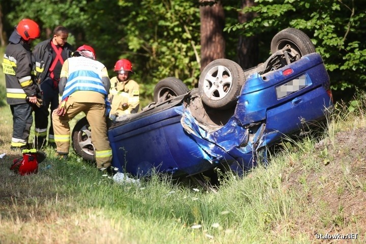 Wypadek na zakręcie śmierci w Stalowej Woli. Samochód dachował w rowie, ranna została kobieta w ciąży (ZDJĘCIA)