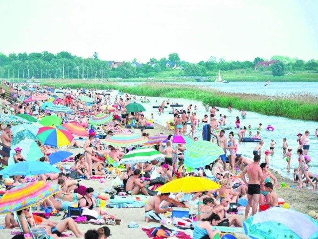 Jezioro Tarnobrzeskie to zdecydowanie najbardziej popularne miejsce kąpieli wśród mieszkańców województw podkarpackiego oraz świętokrzyskiego. Tak wyglądał brzeg jeziora w ostatni weekend.