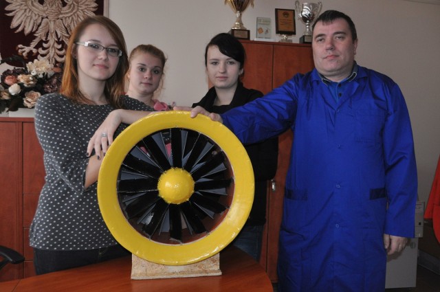 Kinga Szymczyk, Aleksandra Swat i Luiza Karbownik wraz z nauczycielem Sławomirem Kołodziejczykiem prezentują konkursowy model turbiny wiatrowej